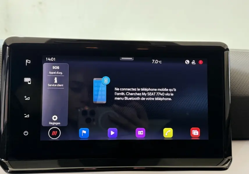 Écran tactile central du tableau de bord de la SEAT Ibiza blanc 2024 affichant le menu Bluetooth et température extérieure.