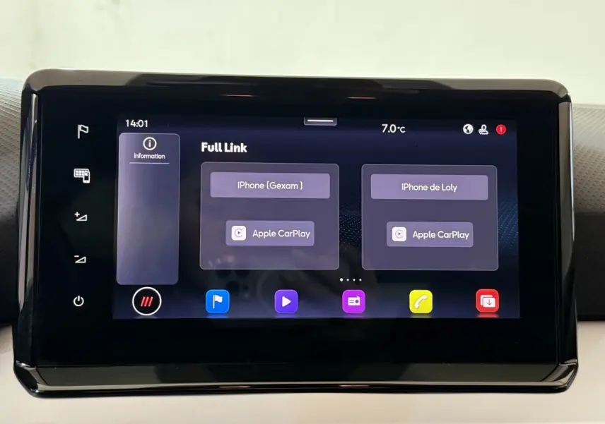 Écran tactile central affichant la connexion Apple CarPlay sur la SEAT Ibiza 2024, vue de face, intérieur noir.