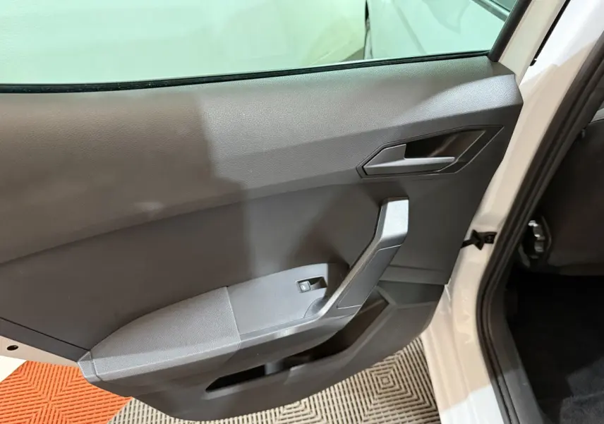 Vue intérieure de la porte arrière droite blanche d'une SEAT Ibiza 2024 avec panneau noir et poignée angulaire.