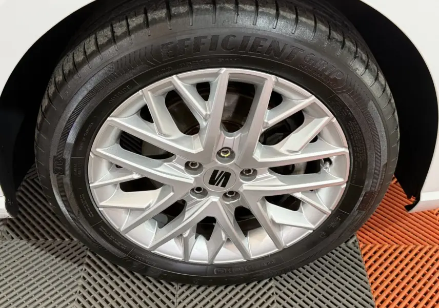Gros plan sur la roue avant droite blanche d'une SEAT Ibiza 1.0 TSI 110 FR avec jante alliage argentée.