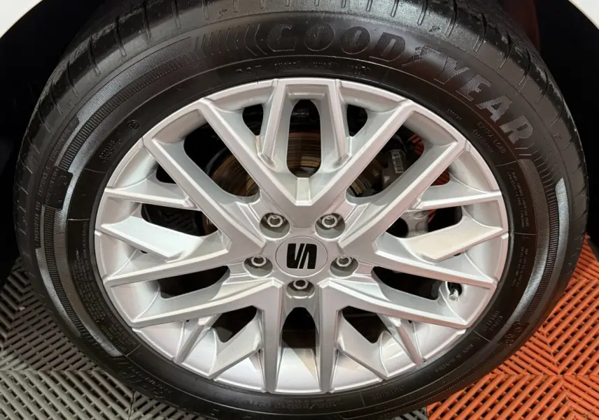 Gros plan sur la jante alu argentée de la SEAT IBIZA 1.0 TSI 110 FR avec pneu Goodyear visible.