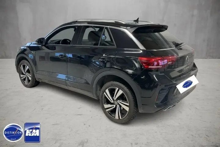 Volkswagen T-Roc noir intense en 3/4 arrière droit, avec jantes bi-ton et feux arrière LED distinctifs.