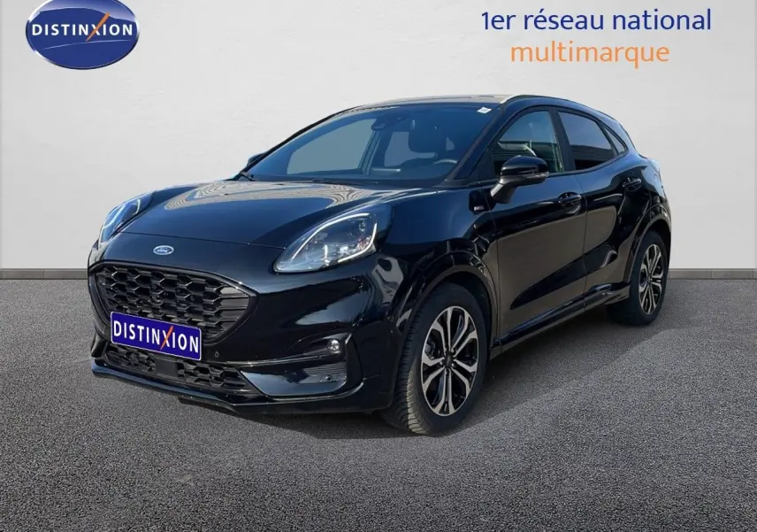 Ford Puma 1.0 EcoBoost MHEV 155ch noir agate métal, vue 3/4 avant droit avec jantes alliage distinctives.