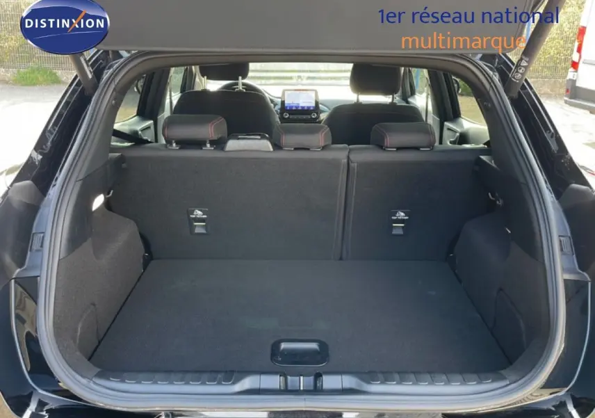 Coffre ouvert vu de l'arrière d'un Ford Puma noir Agate Métal, montrant l'espace de chargement et les sièges arrière.