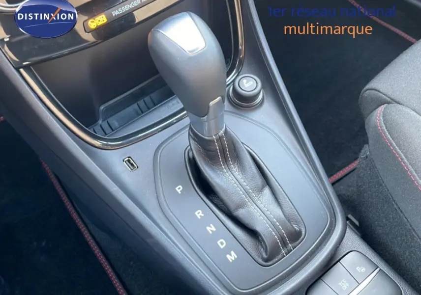 Le levier de vitesse automatique en cuir noir de la Ford Puma 2023, avec console centrale et bouton de siège chauffant.