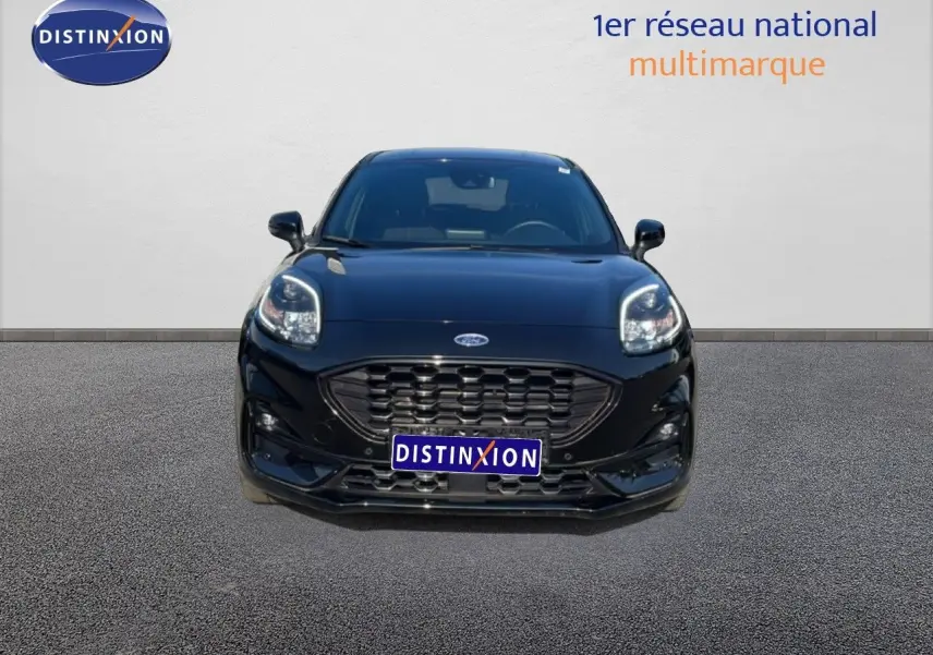 Vue avant d'une Ford Puma 1.0 EcoBoost MHEV 155ch noire Agate Metal, avec calandre large et phares LED distinctifs.