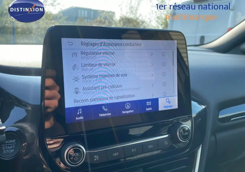 Écran tactile central du Ford Puma 2023 noir agate, affichant les réglages d’assistance conducteur en lumière naturelle.