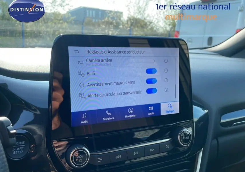 Écran tactile central du Ford Puma 2023 montrant les réglages d’assistance conducteur, intérieur noir.