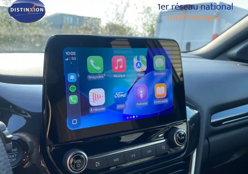 Écran tactile central du Ford Puma noir agate métal 2023, affichant l'interface Apple CarPlay en intérieur.