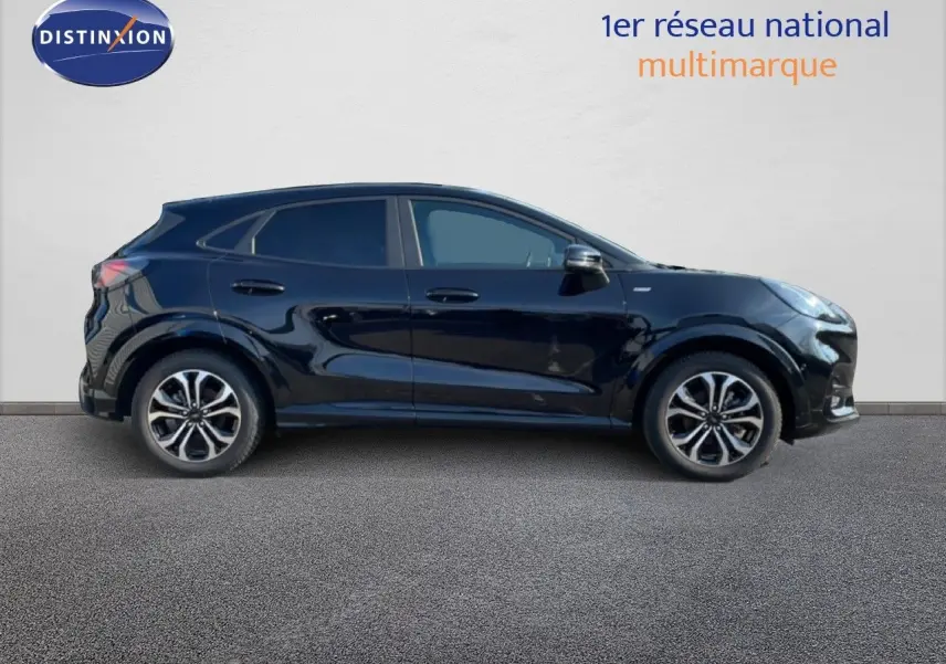 Profil droit du Ford Puma noir Agate Metal 2023, finition ST-Line avec jantes alliage bicolores.