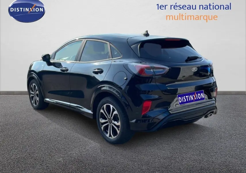 Ford Puma noir agate métal vue 3/4 arrière droit, avec jantes alliage et feux arrière LED distinctifs.