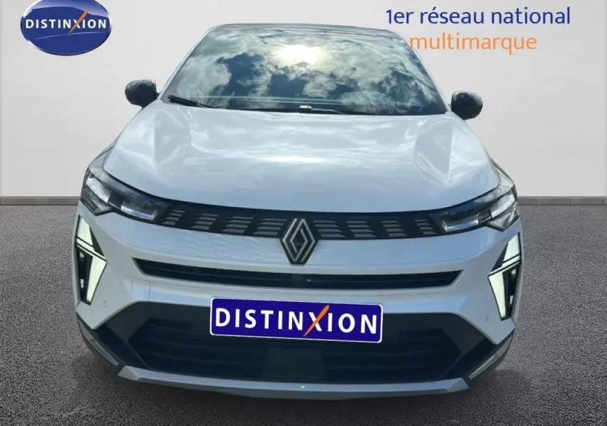 Vue avant d'une Renault SYMBIOZ E-Tech full hybrid 145 Iconic blanche avec éclairage LED et calandre noire.