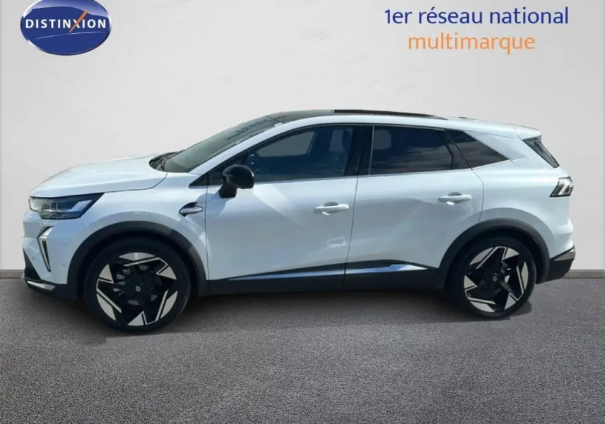 Profil droit de la Renault SYMBIOZ blanc 2025, jantes alliage noires et détails noirs contrastants sur carrosserie hybride.