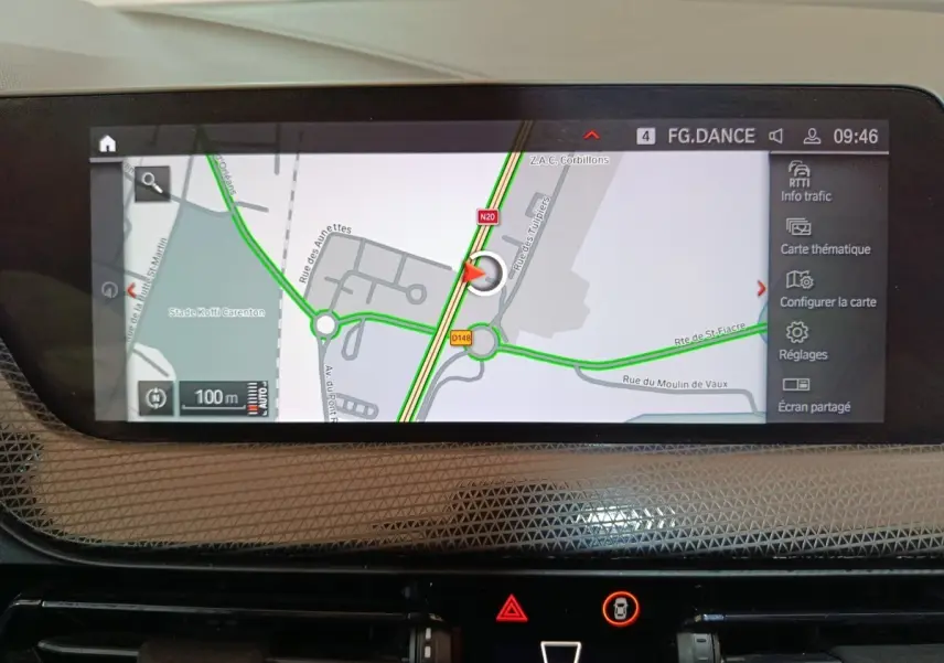 Écran tactile central affichant la navigation GPS dans l’habitacle d’une BMW Série 1 noire, vue intérieure frontale.