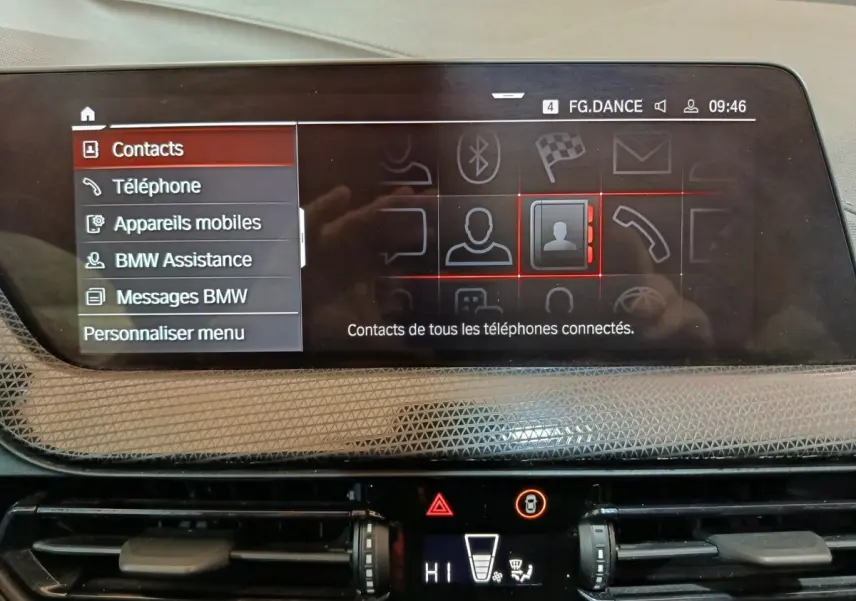 Écran tactile central de la BMW Série 1 118i Edition Sport 2023 affichant le menu contacts, vue intérieure.
