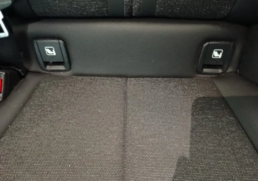 Gros plan sur la banquette arrière noire de la BMW Série 1 118i Edition Sport, montrant les fixations Isofix.