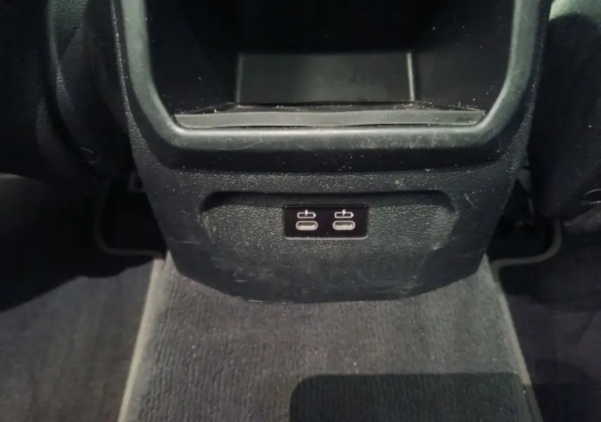 Gros plan sur les ports USB-C doubles situés à l'arrière de la console centrale d'une BMW Série 1 noire 118i Edition Sport 2023.