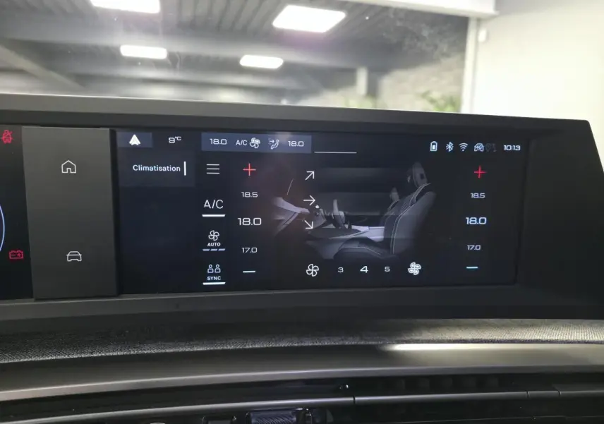Écran tactile intérieur du tableau de bord du Peugeot 3008 gris, affichant la climatisation et la ventilation.