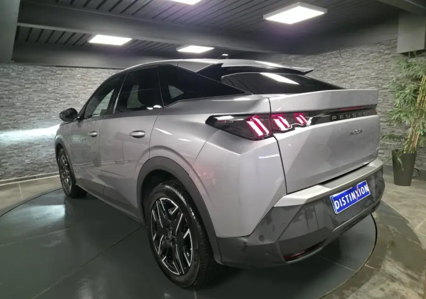 Peugeot 3008 gris métallisé vue 3/4 arrière droit, feux arrière LED à 3 griffes et jantes alliage 19'' noires.