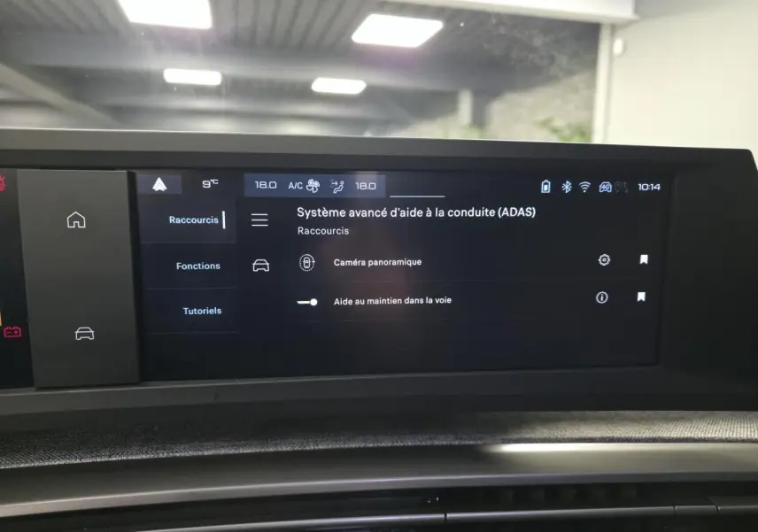 Écran tactile du système d’aide à la conduite du Peugeot 3008 gris, vue de face intérieure.