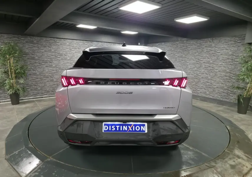 Vue arrière d'un Peugeot 3008 gris métallisé 2025 avec feux arrière LED 3 griffes et bandeau noir laqué.