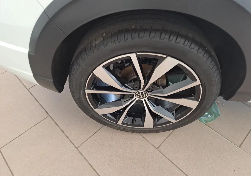 Gros plan sur la jante alliage 18 pouces "Misano" bicolore noir et argent du Volkswagen Taigo blanc pur, côté arrière.