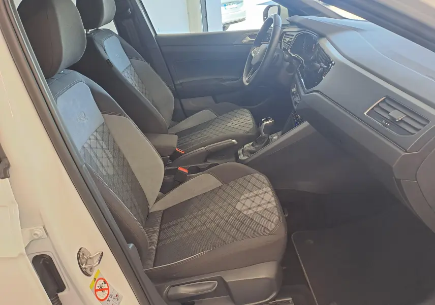 Vue intérieure côté conducteur du Volkswagen Taigo blanc, sièges tissu et alcantara avec surpiqûres R-Line.