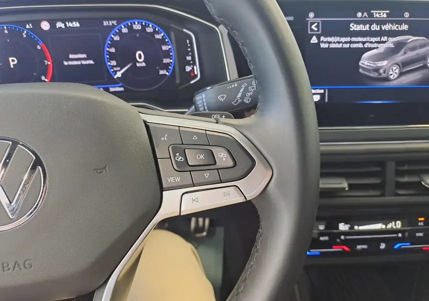 Vue rapprochée du volant multifonction et du tableau de bord numérique du Volkswagen Taigo blanc, version R-Line Edition 2025.