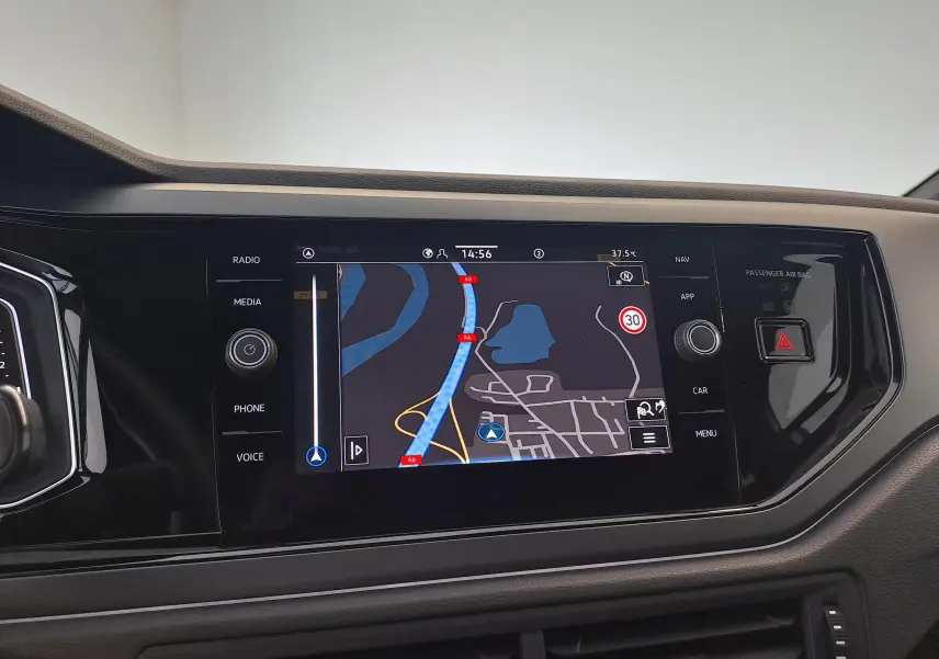 Tableau de bord du Volkswagen Taigo 2025 avec écran tactile central affichant la navigation, finition R-Line Edition.