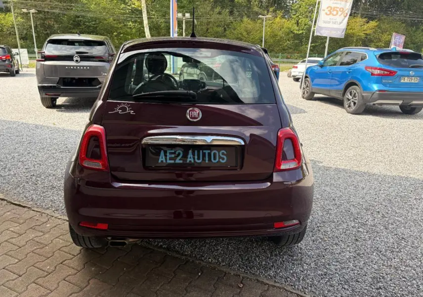 Vue arrière d'une FIAT 500 berline violet foncé de 2019, avec logo FIAT et plaque AE2 AUTOS visible.