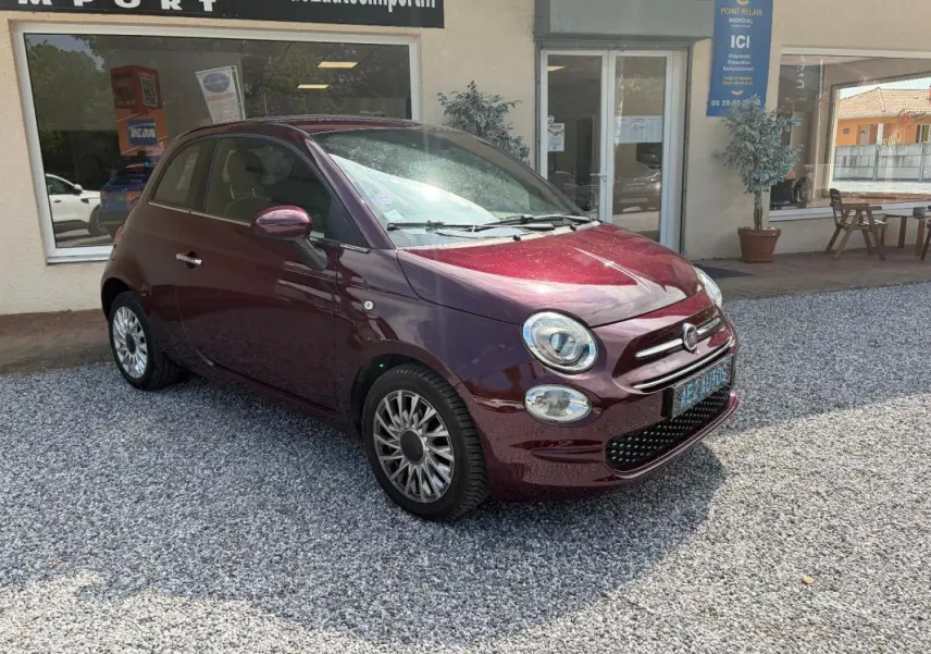 Fiat 500 berline violet vue 3/4 avant droit, avec jantes alliage et détails chromés sur calandre et phares.