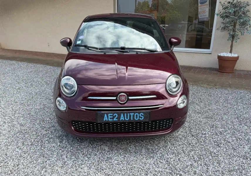 Vue frontale d'une FIAT 500 berline violet foncé 2019 avec calandre chromée et plaque AE2 AUTOS.