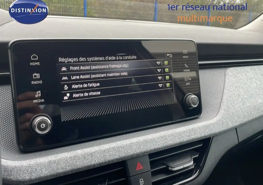 Écran tactile du tableau de bord du Skoda Kamiq 2025 gris graphite affichant les aides à la conduite.