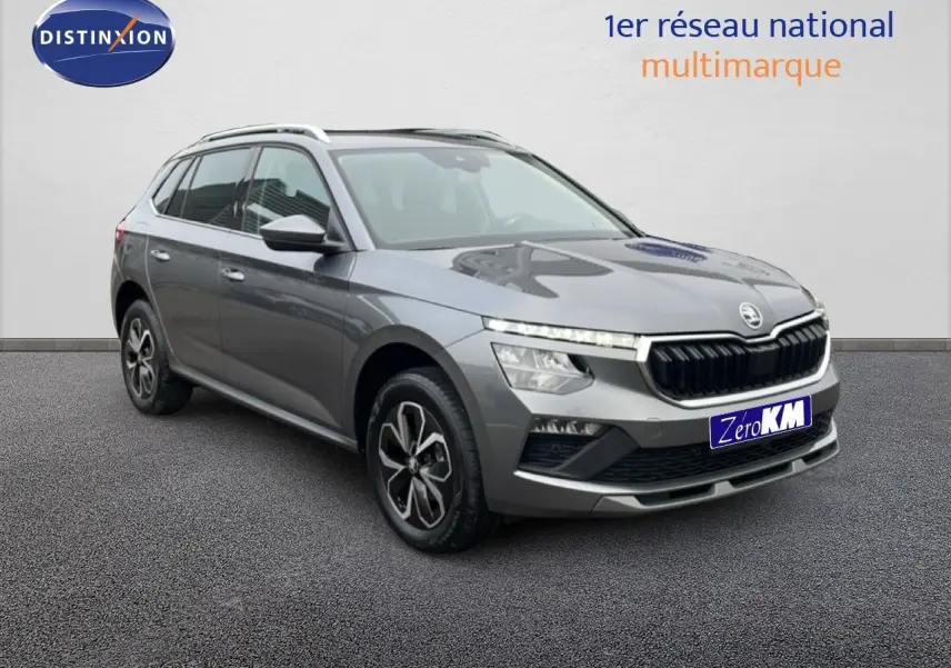 SKODA KAMIQ gris graphite en 3/4 avant droit, mettant en valeur sa calandre noire et ses jantes bi-ton.