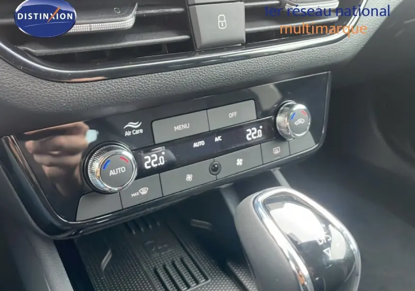 Gros plan sur la console centrale du Skoda Kamiq gris graphite 2025, montrant la climatisation digitale et le levier de boîte auto.