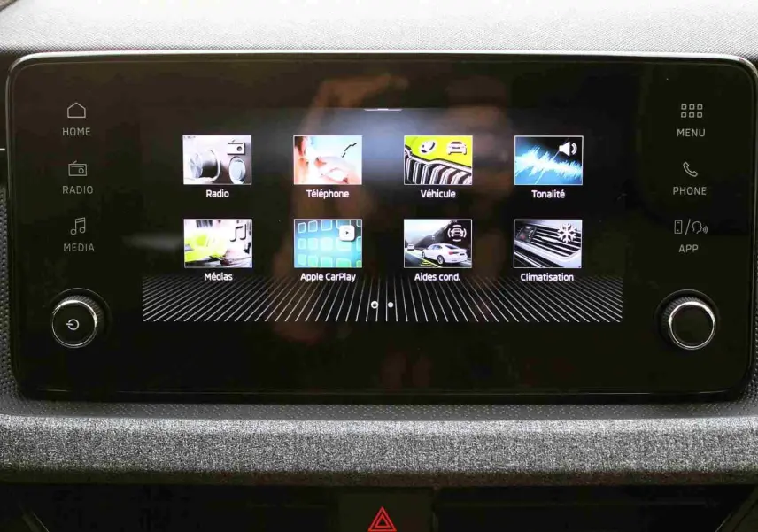 Écran tactile central du Skoda Kamiq 2025 affichant les menus Radio, Téléphone, Véhicule, et Climatisation.