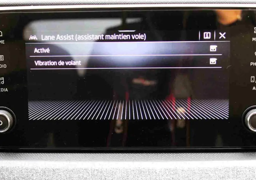Écran tactile central du Skoda Kamiq 2025 affichant les réglages de l'assistant maintien de voie et vibration de volant.