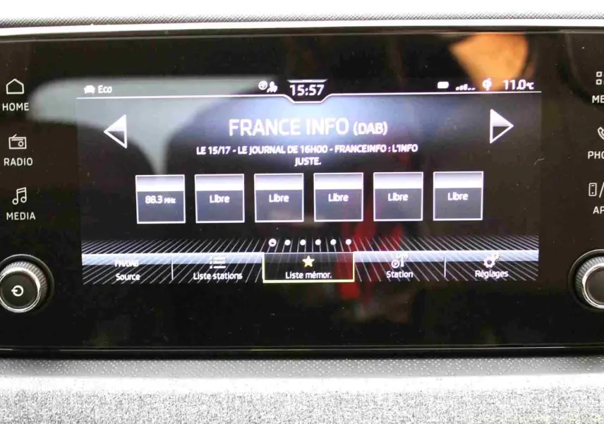Écran tactile central du Skoda Kamiq 2025 affichant la radio France Info avec commandes tactiles et boutons rotatifs.