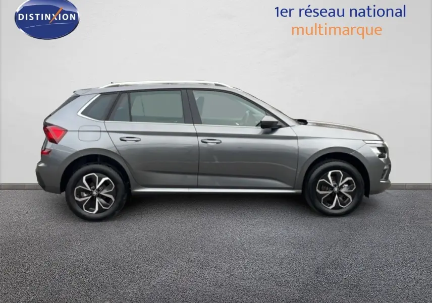 Profil côté gauche du SUV SKODA KAMIQ gris graphite 2025 avec jantes bi-ton et lignes épurées.