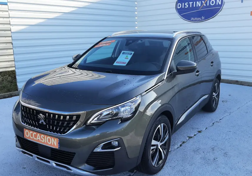 Peugeot 3008 gris Amazonite en 3/4 avant droit, avec calandre chromée et jantes alliage bicolores.