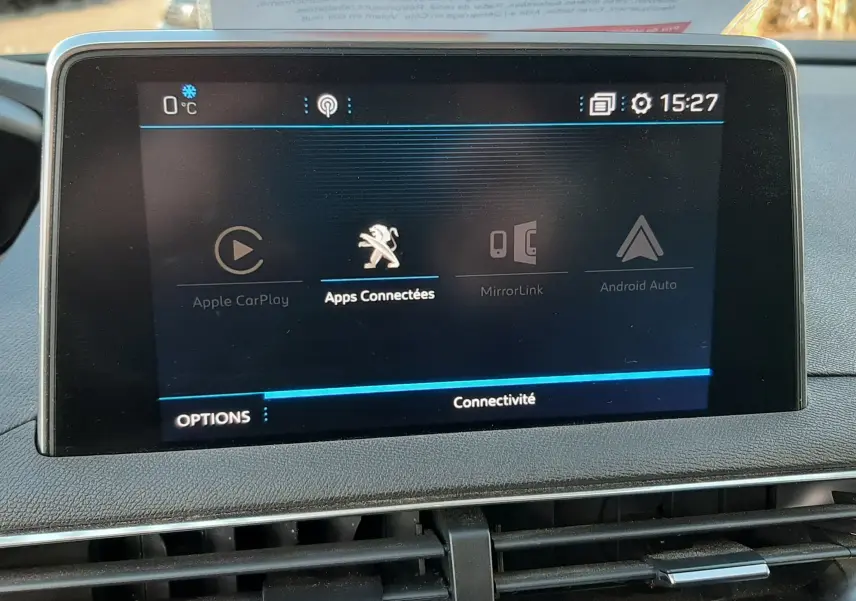 Écran tactile central du Peugeot 3008 2019 affichant les options de connectivité avec tableau de bord noir visible.
