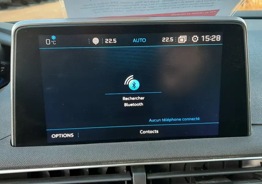 Écran tactile central du Peugeot 3008 2019 affichant la recherche Bluetooth, avec tableau de bord noir visible.