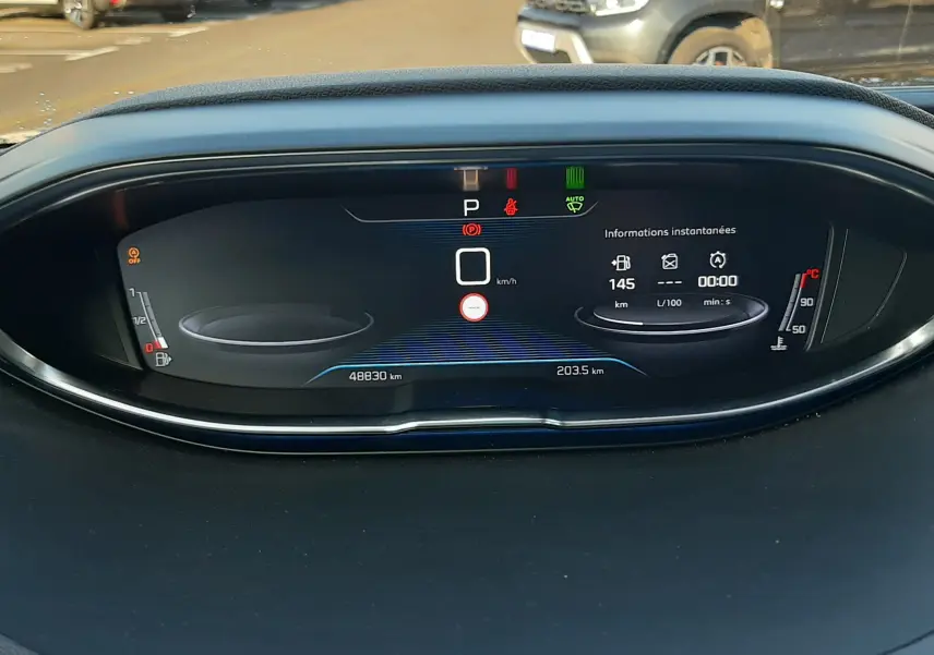 Tableau de bord numérique du Peugeot 3008 2019, affichant vitesse, kilométrage et informations instantanées.