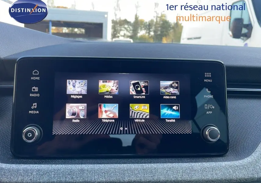 Écran tactile central du Skoda Kamiq 2024 en gros plan, affichant le menu multimédia avec commandes tactiles.