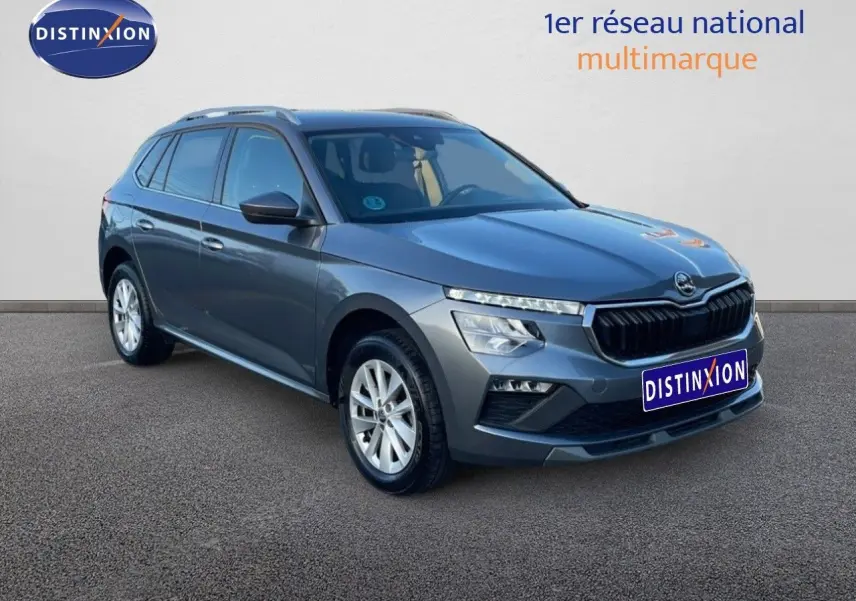 SUV Skoda Kamiq gris graphite métal vu en 3/4 avant droit, avec calandre noire et jantes argentées.