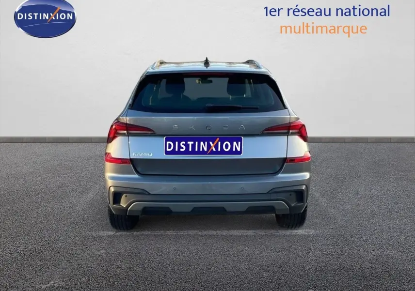 Vue arrière d’un Skoda Kamiq gris graphite métal 2024, avec feux LED et logo distinctif bien visibles.