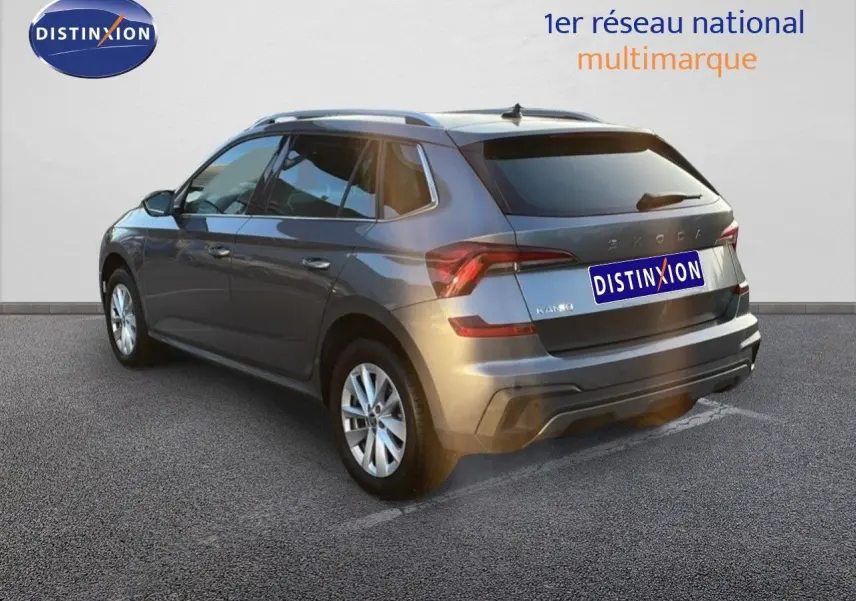 Vue 3/4 arrière droite d’un Skoda Kamiq gris graphite métal 2024 avec jantes alliage et vitres teintées.