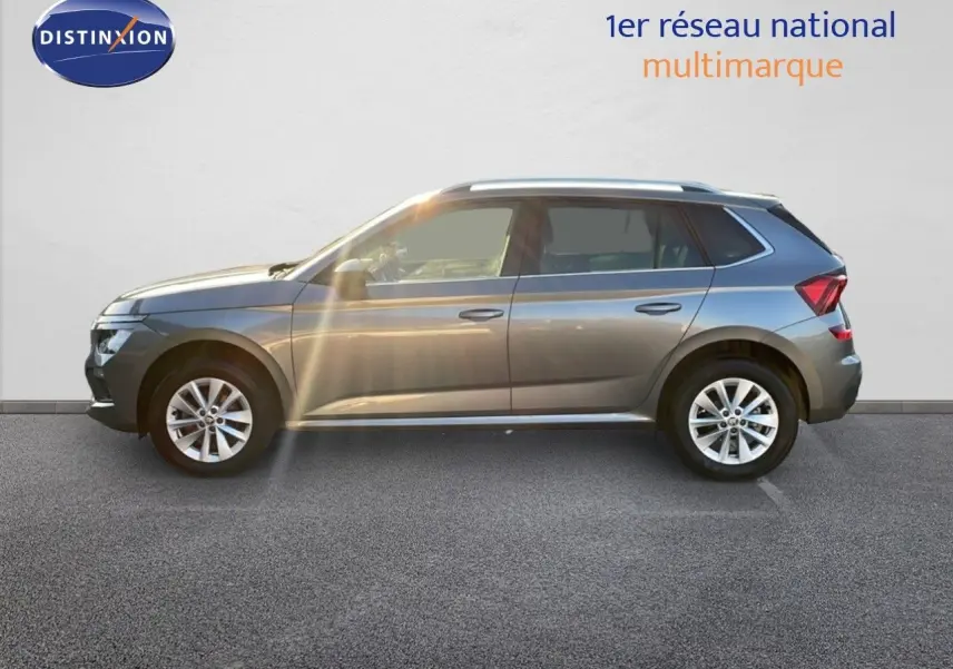 Profil latéral droit du Skoda Kamiq gris graphite 2024, mettant en valeur ses lignes modernes et ses jantes alliage.