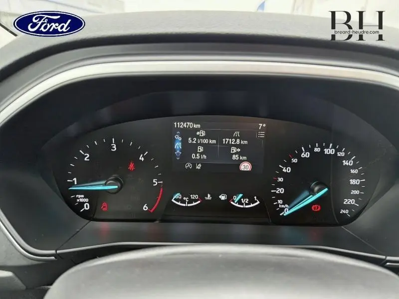 Vue rapprochée du tableau de bord numérique de la Ford Focus SW 1.5 EcoBlue, affichant compte-tours et vitesse.