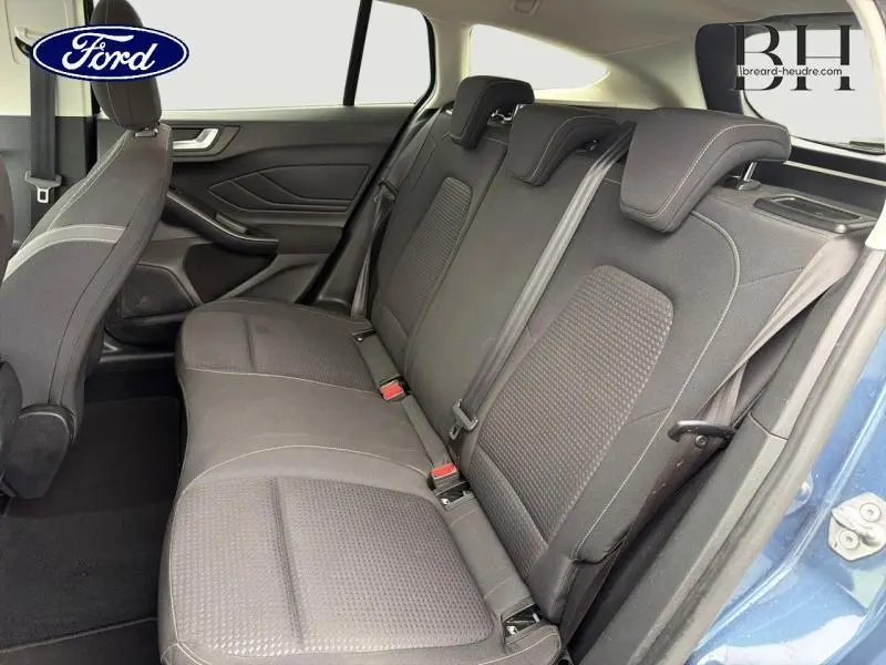 Vue intérieure côté droit des sièges arrière en tissu noir de la Ford Focus SW 2019 Bleu Azur métallisé.